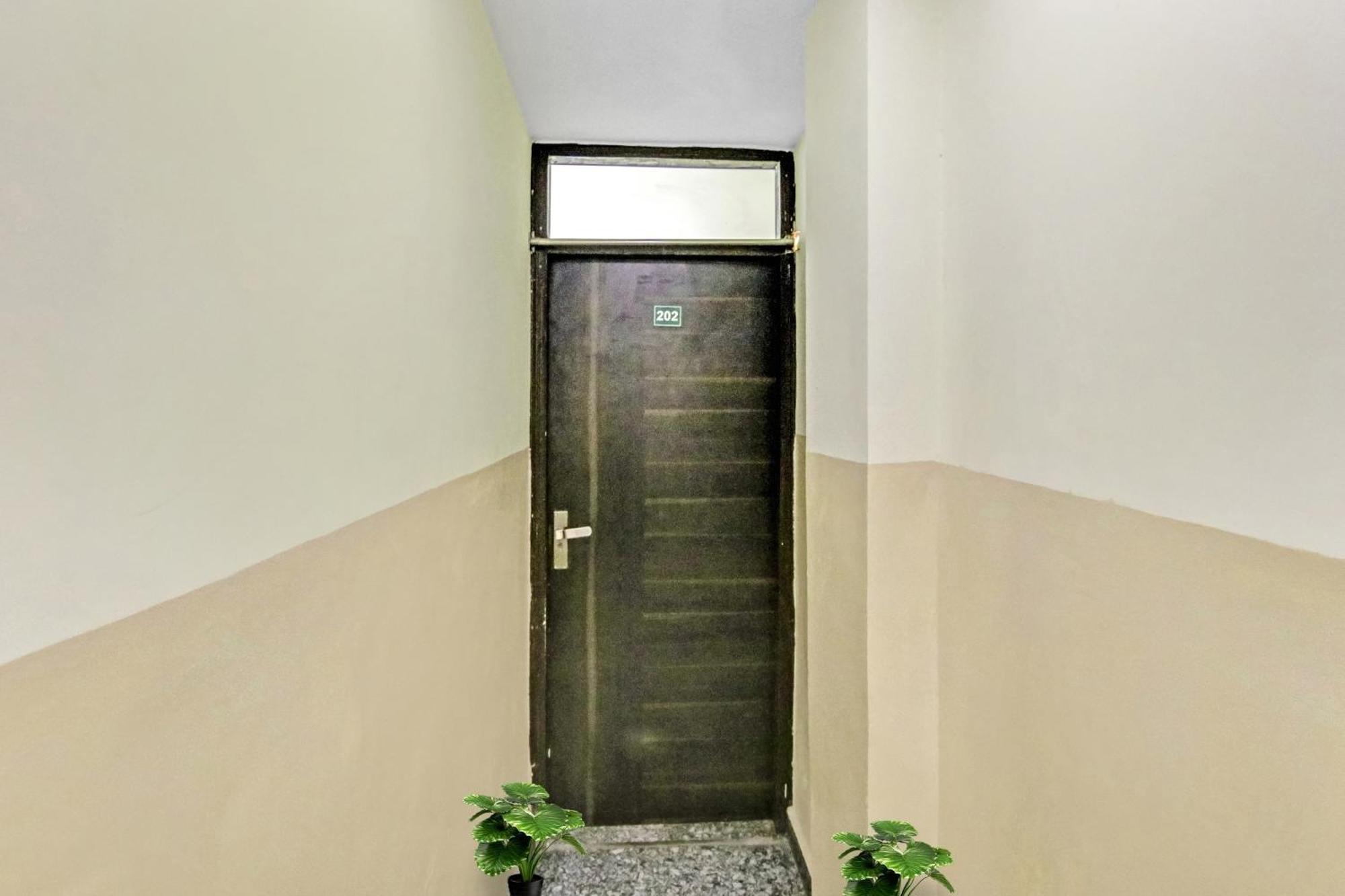 Super Hotel O Royal Green New Delhi Exteriör bild